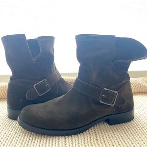 Frye Veronica Shortie. Beautiful olive suede. Amazing condition.